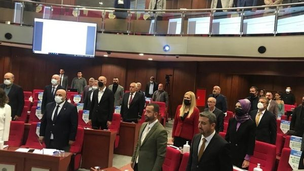 İzmit Meclisi’nde Ata’ya saygı duruşu!